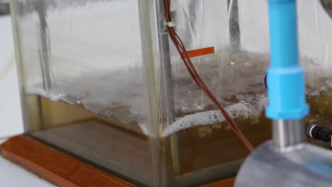 un poco de jugo de llenado con un cultivador de máquinas- primer plano