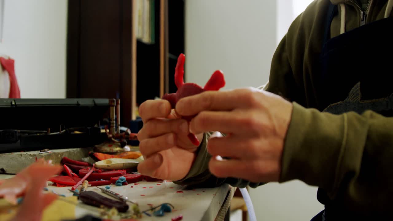 artesano trabajando en escultura sintética 4k