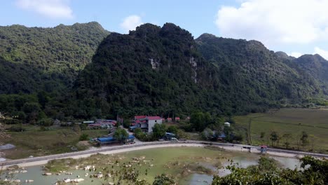 Viet-Hai-Area-Panorama-Cat-Ba-Island-Vietnam-Con-Edificios-De-Bungalows-De-Naturaleza-Susurrante,-Pan-Derecha-Revelar-Tiro