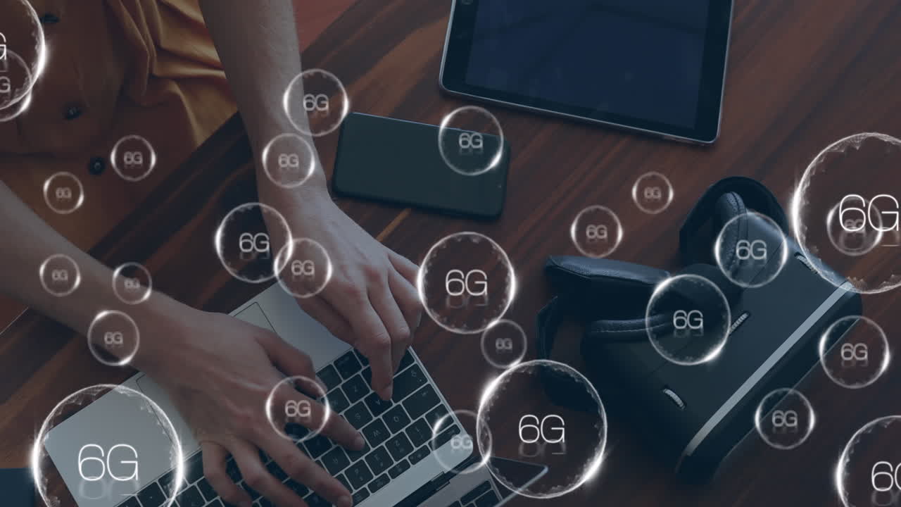 노트북을 사용하는 백인 여성에 대한 6g 텍스트의 애니메이션