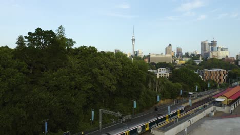 Vista-Aérea-Fija-De-La-Estación-De-Salida-Del-Tren-Subterráneo-Del-Metro