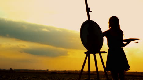 Silueta-De-Mujer-Artista.-Pintora-De-Pie-Cerca-De-Lienzo-En-Caballete-Al-Aire-Libre