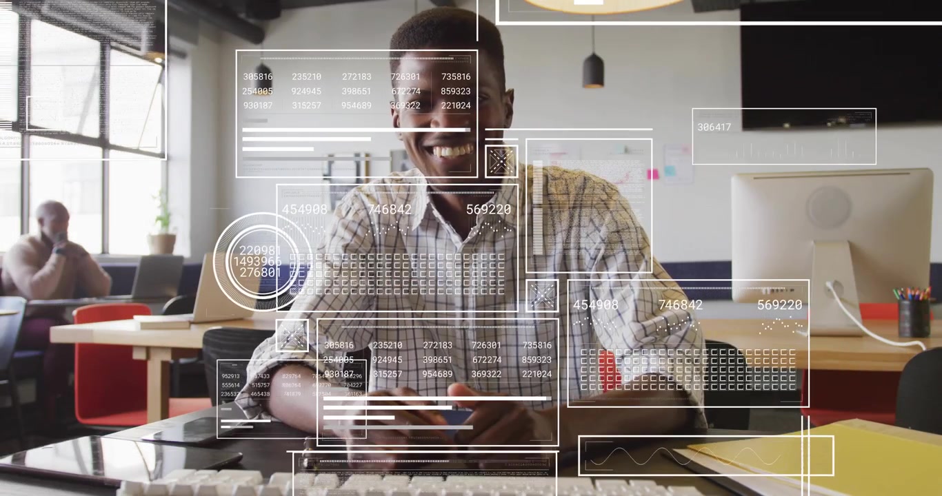 Analyste de données tapant sur un clavier, animant des superpositions, saluant la caméra, partageant des statistiques de smartphone.