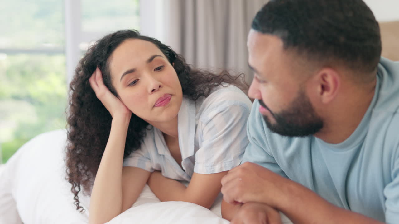 Camera da letto, coppia sdraiata o in relax che conversa