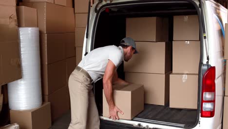 el conductor de entrega cargando su furgoneta.