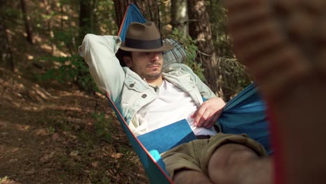 hombre tomando una siesta en la hamaca en el bosque