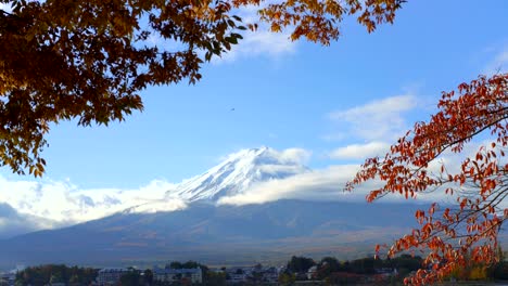 el monte fuji en color de otoño, japón