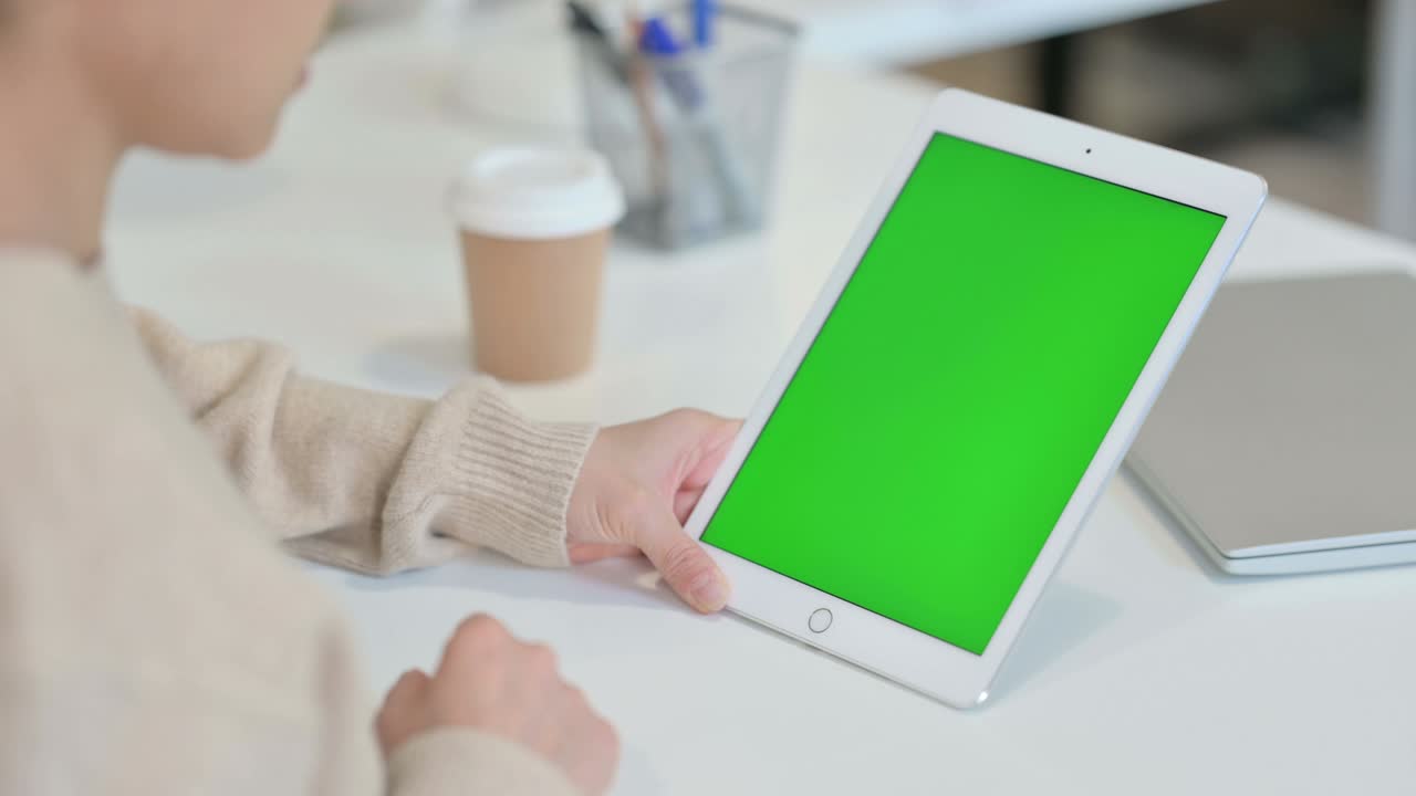 женщина использует планшет с хроматическим экраном
