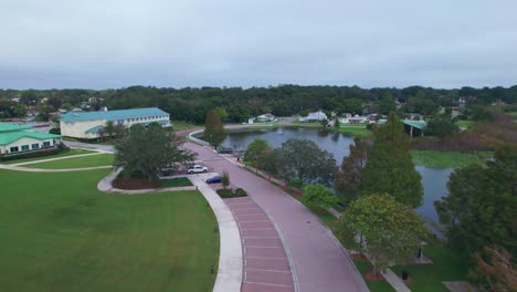 Sobrevuelo-Aéreo-Del-Lago-Starke-Y-La-Encantadora-Y-Pintoresca-Ciudad-De-Ocoee,-Florida