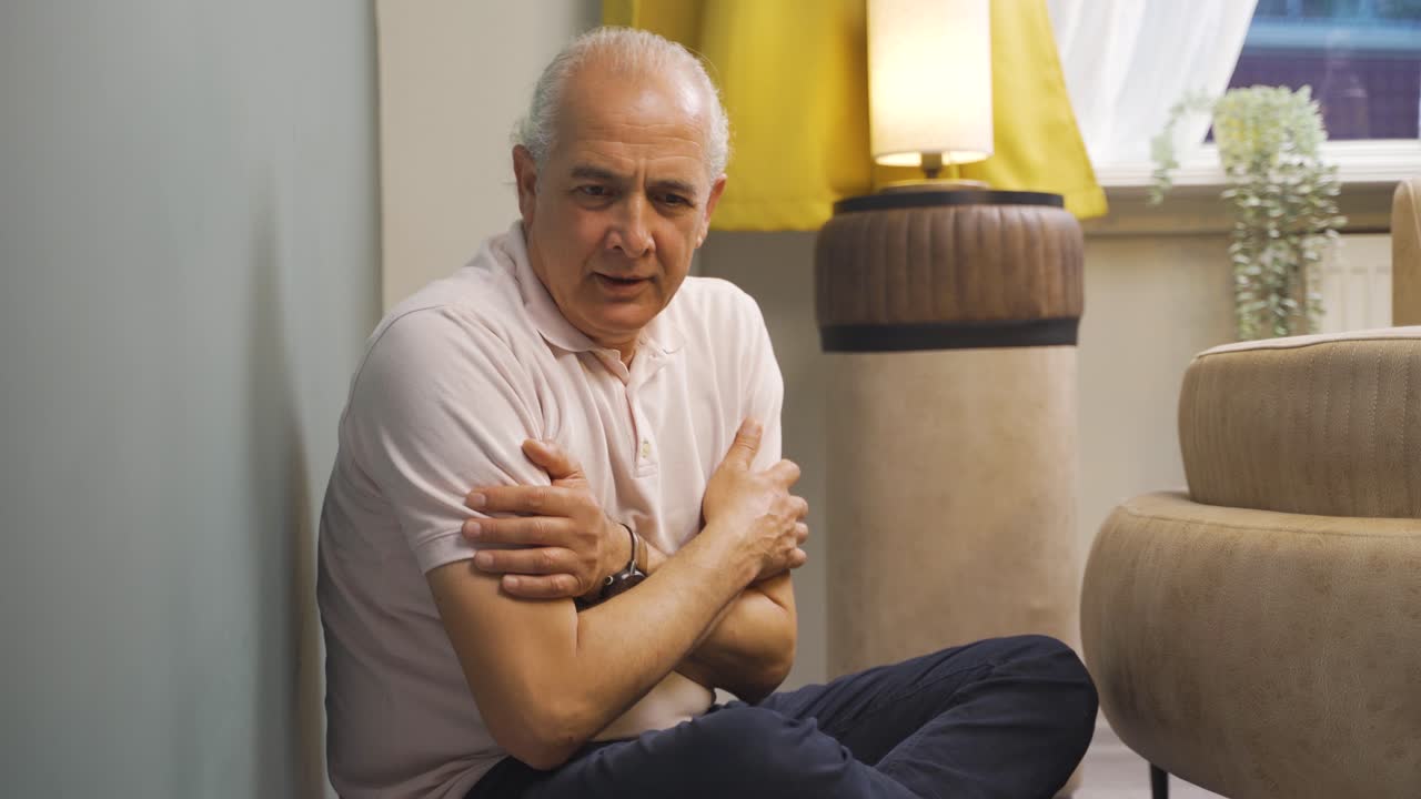 un anciano loco hablando solo.