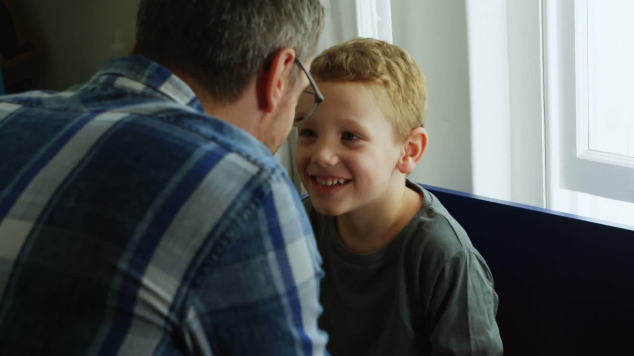 padre e hijo divirtiéndose en la sala de estar 4k