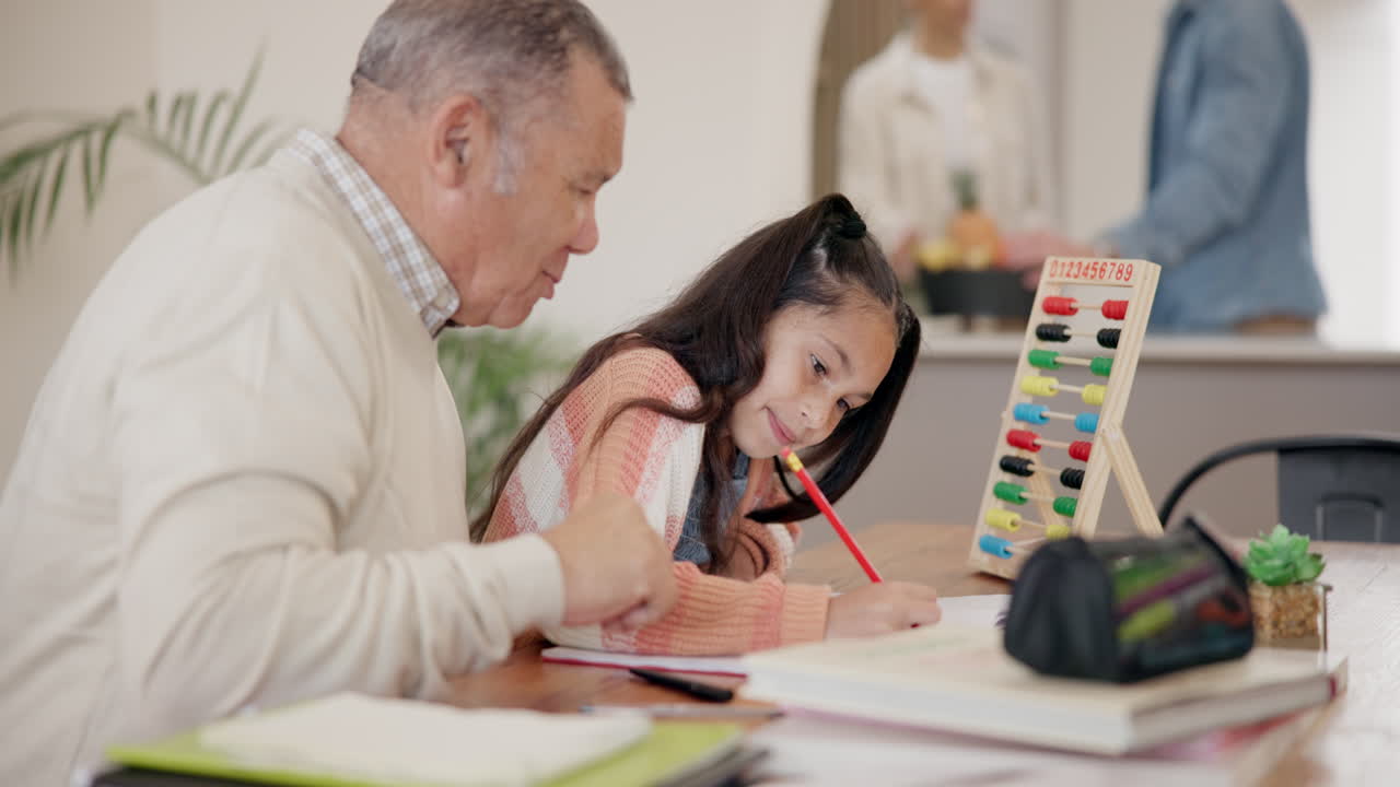 abuelo, niña y escritura