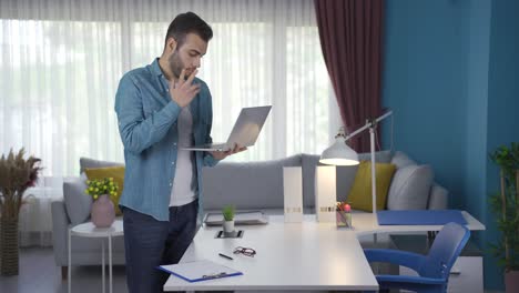 empresario autónomo que tiene pensamientos sobre empleos.