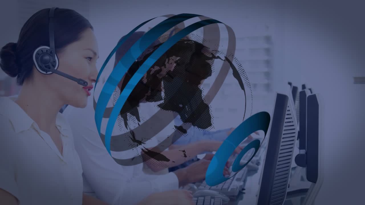 Operatori di call center che digitano e usano cuffie, attivando anelli rotanti di un globo che mostrano il flusso di dati.