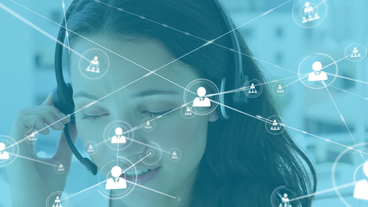 animación de una red de conexiones con iconos sobre una feliz consultora caucásica