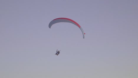 Un-Parapente-Aterriza-En-Un-Campo-Nevado-En-Letonia