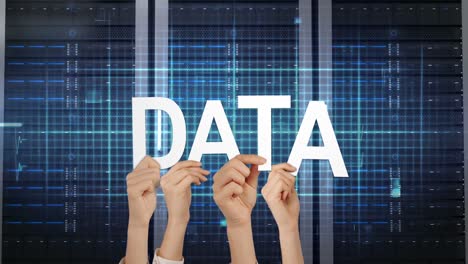 manos sosteniendo los datos