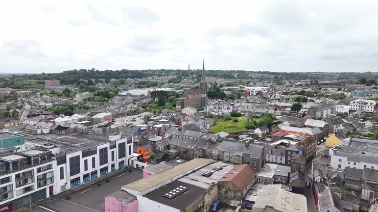 Veduta aerea di Wexford con il lungomare, la città e la cattedrale. Irlanda.
