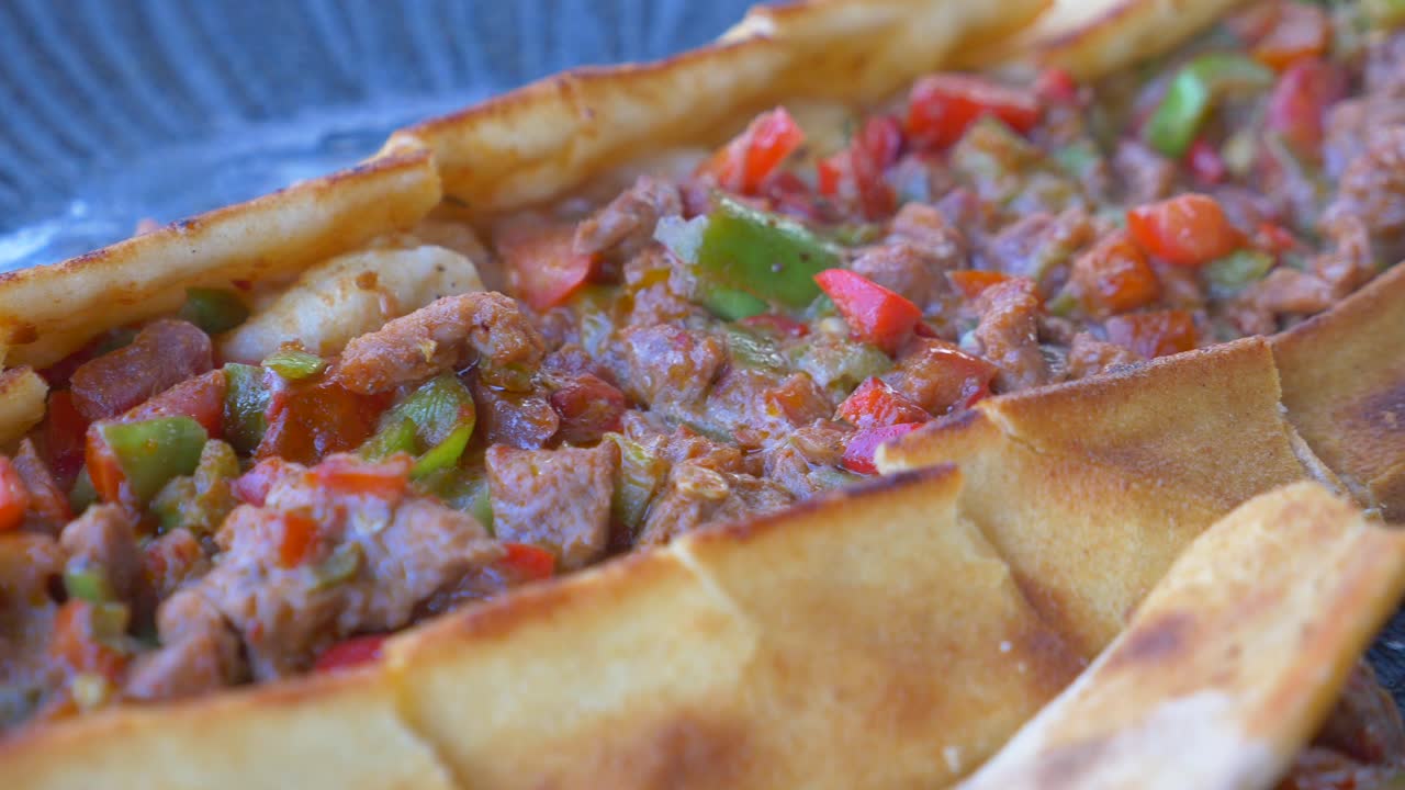 고기와 고추와 함께 터키 피데