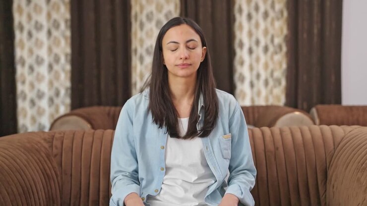 la mujer india completa el trabajo y se relaja.