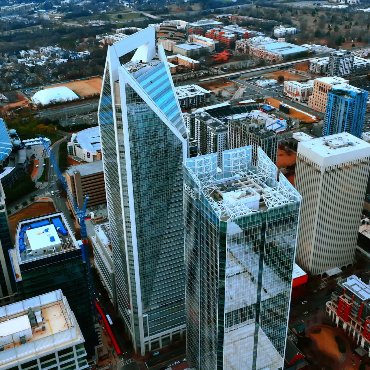 Arranha-céus com fachadas espelhadas na área central de uma cidade moderna. Perspectiva aérea de Charlotte, NC, EUA.