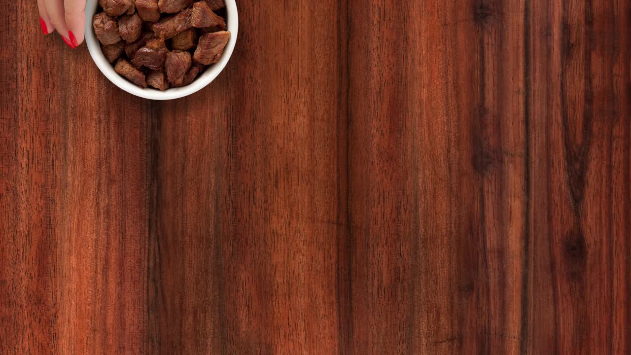 ofreciendo carne roja a la parrilla en cubos