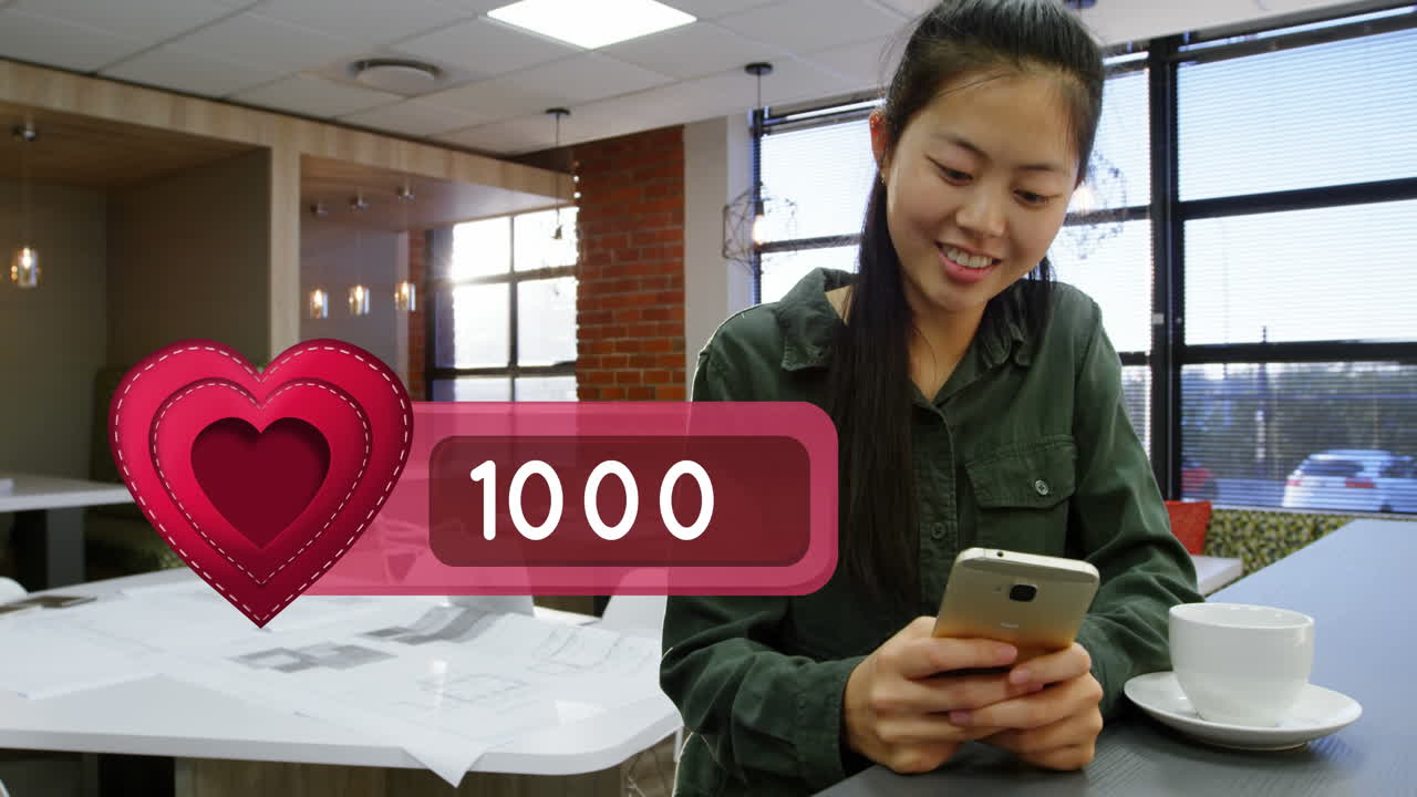 스마트 폰 4k에서 행복하게 타이핑하는 여자