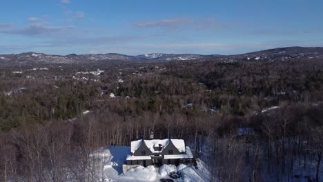 disparo aéreo pasando sobre un chalet de lujo cubierto de nieve