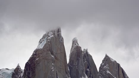 Lapso-De-Tiempo-De-Cerro-Torre-En-Un-Día-Tormentoso-Con-Nubes-Moviéndose-A-Gran-Velocidad