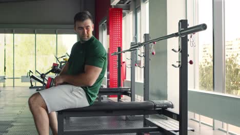 hombre haciendo ejercicio en el gimnasio
