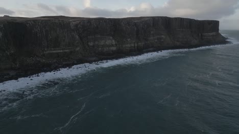 Falda-Escocesa,-Escocia-Con-Espectaculares-Acantilados-Y-Olas-Rompiendo,-Cielo-Nublado,-Vista-Aérea