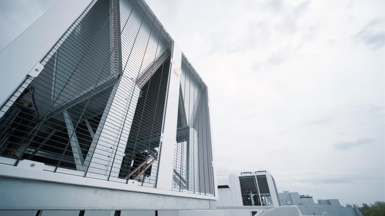 el sistema de aire acondicionado y ventilación de una gran instalación industrial se encuentra en el techo. incluye un aire acondicionado, escape de humo y ventilación.