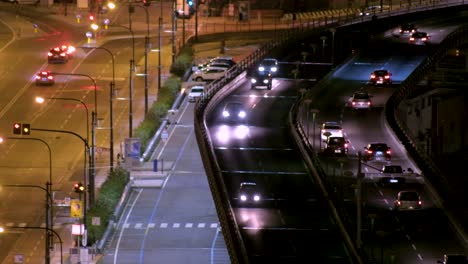 Toma-Estática-De-Tráfico-Durante-La-Noche-Desde-Arriba-En-Genova