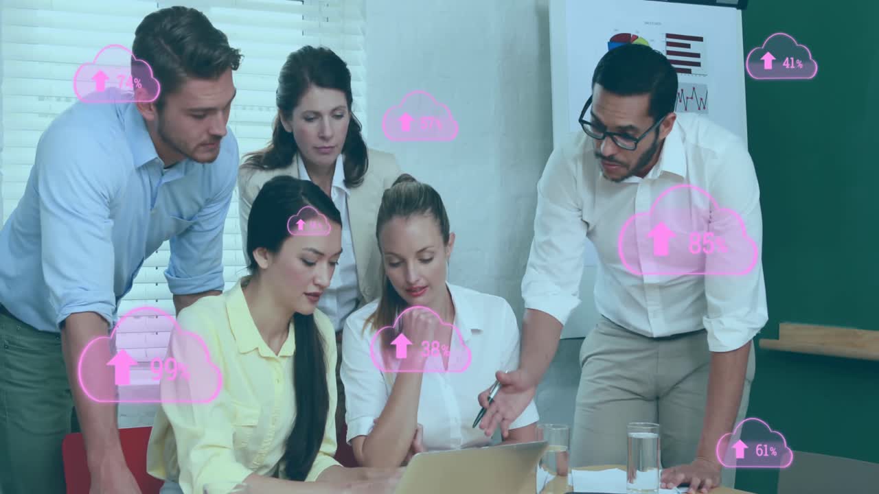 클라우드 아이콘의 애니메이션을 통해 다양한 비즈니스 사람들을 사무실에 데려다 줍니다.