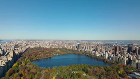 Vista-Panorámica-Aérea-De-La-Ciudad-Y-El-Parque-Central-Con-El-Embalse-Jacqueline-Kennedy-Onassis-Rodeado-De-árboles-De-Colores-Otoñales.-Manhattan,-Ciudad-De-Nueva-York,-Estados-Unidos