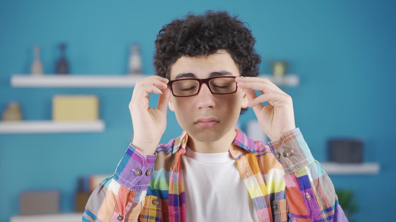 un niño con discapacidad visual usa gafas.