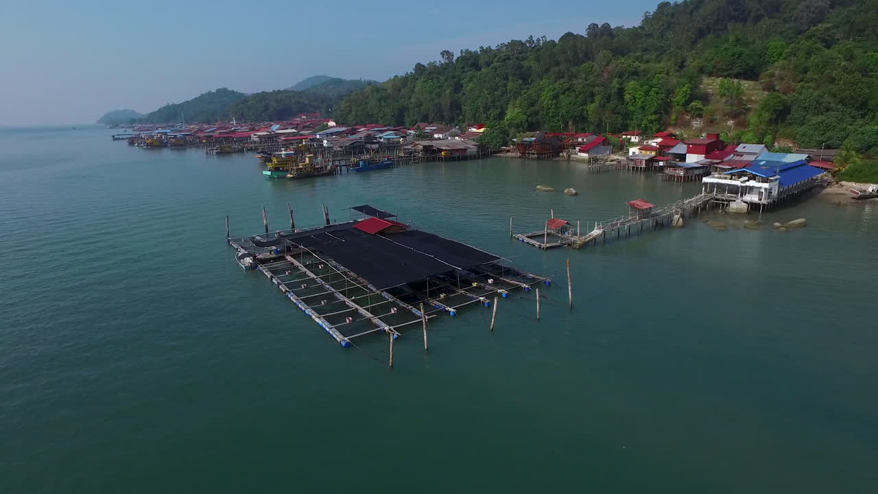 primitivo sistema de jaulas de piscifactoría en la isla tropical de malasia