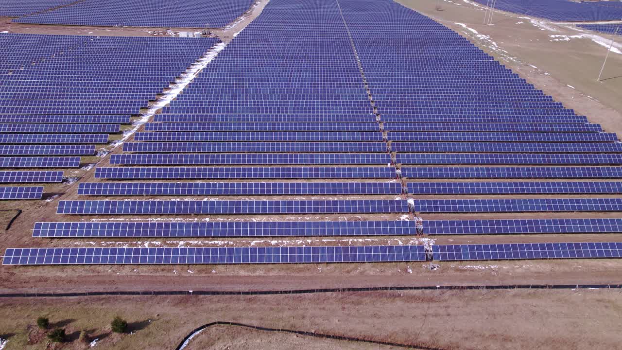 вид спереди на ряды панелей на огромной солнечной электростанции в мичигане