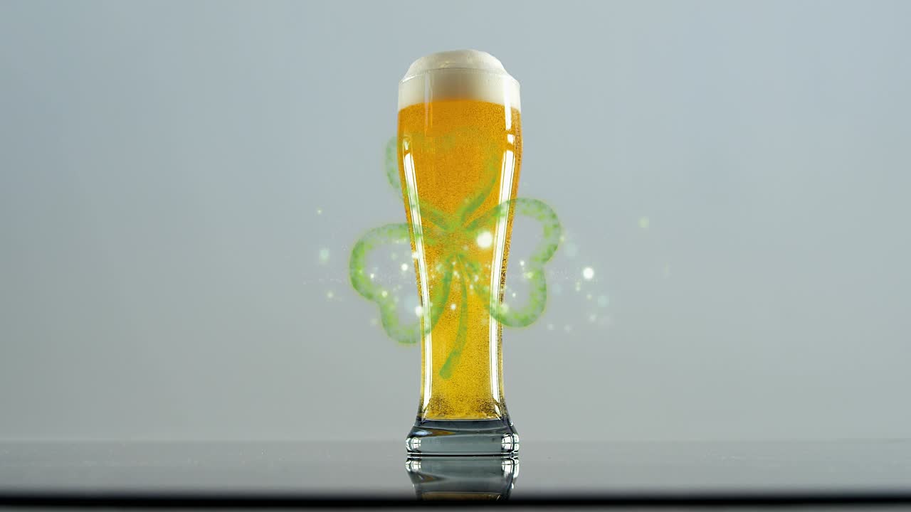 Grüne Funken erscheinen links, bilden ein Kleeblatt um ein Pilsglas und heben ein Produkt auf der Tischplatte hervor.