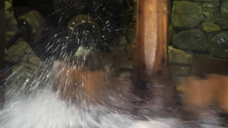 Primer-Plano-Del-Molino-De-Agua-De-Madera-Girando-Y-Salpicando-Con-Agua