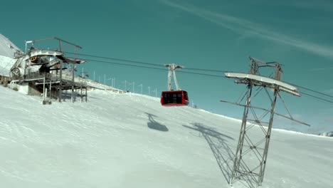 Teleférico-De-Góndola-Que-Llega-A-La-Cima-Del-Ascensor-De-Montaña,-Vista-Aérea