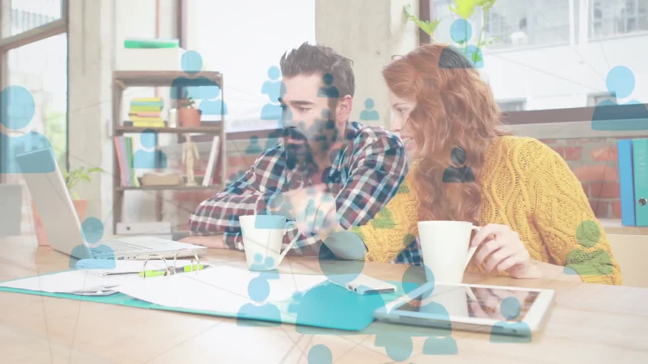 animación del procesamiento de datos sobre hombres de negocios caucásicos que usan computadoras portátiles