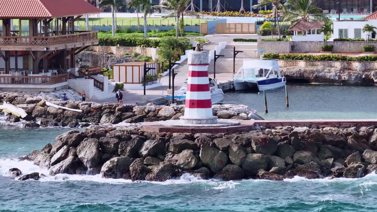 라 로마나 의  ⁇ 틴 키드 레스토랑 에서 카리브 해 연안 에 있는 방파제