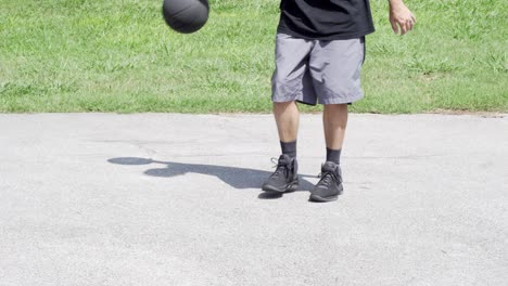 Hombre-Invisible-Regateando-Detrás-De-La-Espalda-Solo-Practicando-Fitness-Afuera-Jugando-A-La-Pelota-En-El-Parque-Del-Patio-Trasero