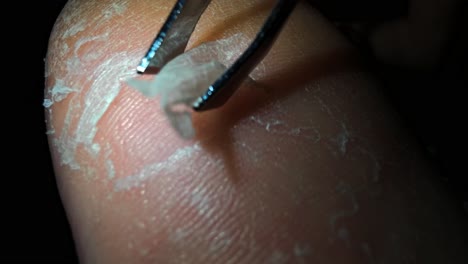 video de primer plano de la exfoliación de la piel del pie