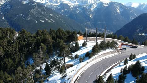 vistas aéreas de estaciones de esquí, diferentes paisajes y espectadores en andorra durante los tiempos de covid