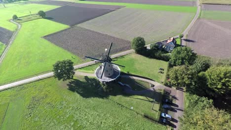 Vista-Frontal-De-Imágenes-Aéreas-Del-Molino-De-Viento-En-El-Campo