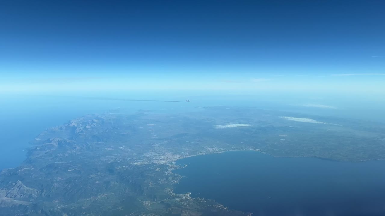 реактивный самолет пересекает трассу вблизи острова мальорка, испания, средиземное море