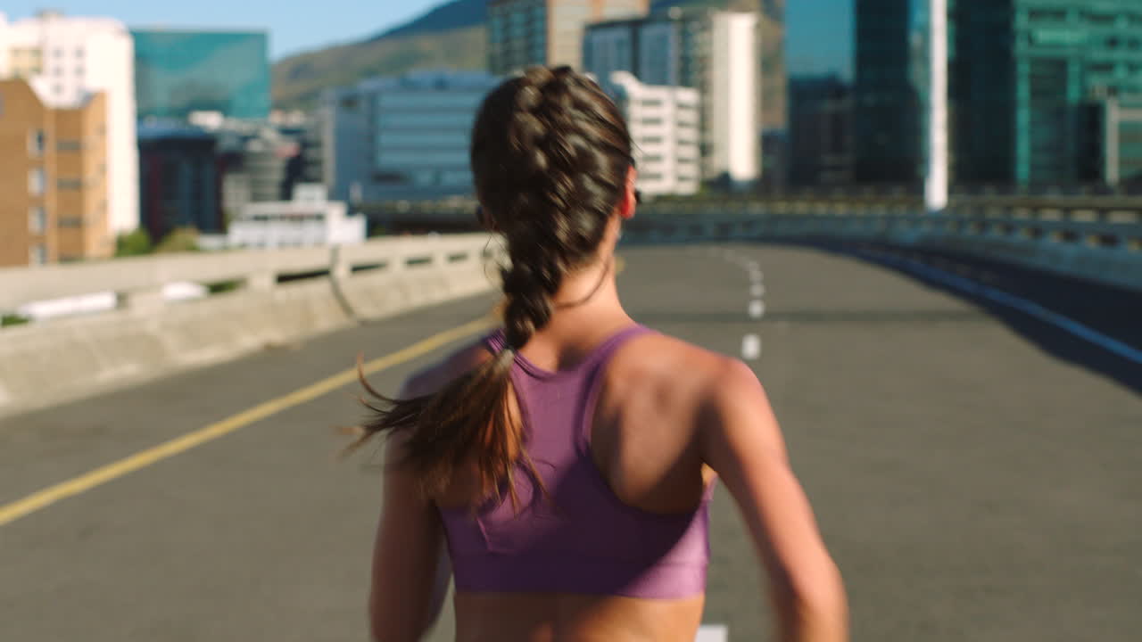 mujer corriendo en una ciudad