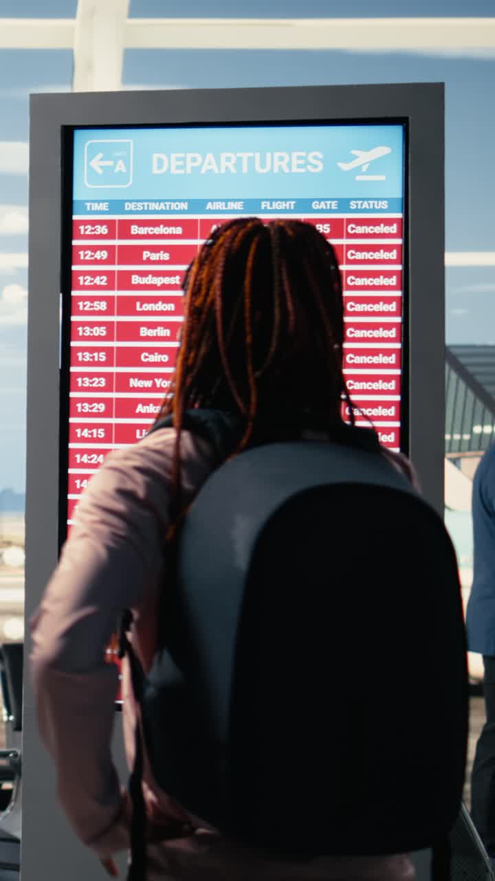 Vídeo Vertical: Cancelamento de Todos os Voos, Passageiros Descontentes, Alertas Vermelhos na Tela de Embarque